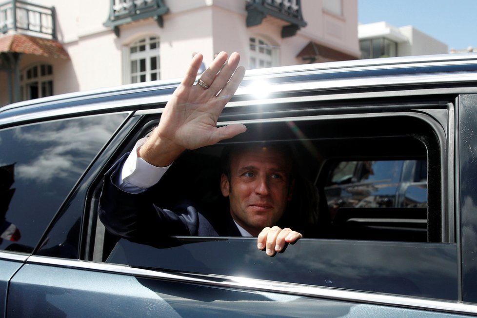 Prezident Emmanuel Macron (42) s manželkou Brigitte (66) u voleb (28.06.2020)