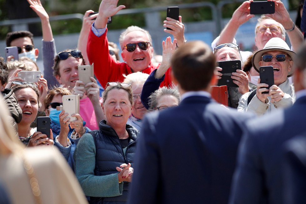 Prezident Emmanuel Macron (42) s manželkou Brigitte (66) u voleb, (28.06.2020).