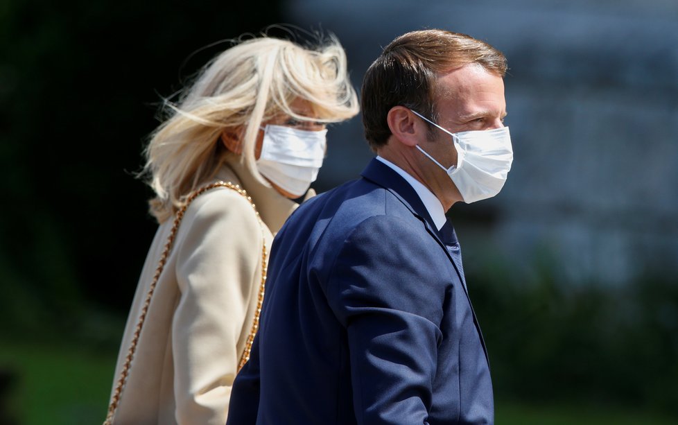 Prezident Emmanuel Macron (42) s manželkou Brigitte (66) u voleb, (28.06.2020).