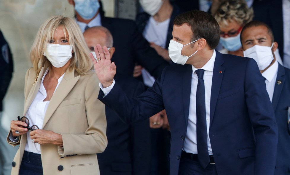 Prezident Emmanuel Macron (42) s manželkou Brigitte (66) u voleb (28.6.2020)