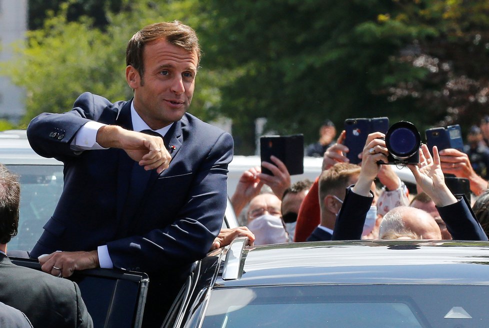 Prezident Emmanuel Macron (42) s manželkou Brigitte (66) u voleb, (28.06.2020).