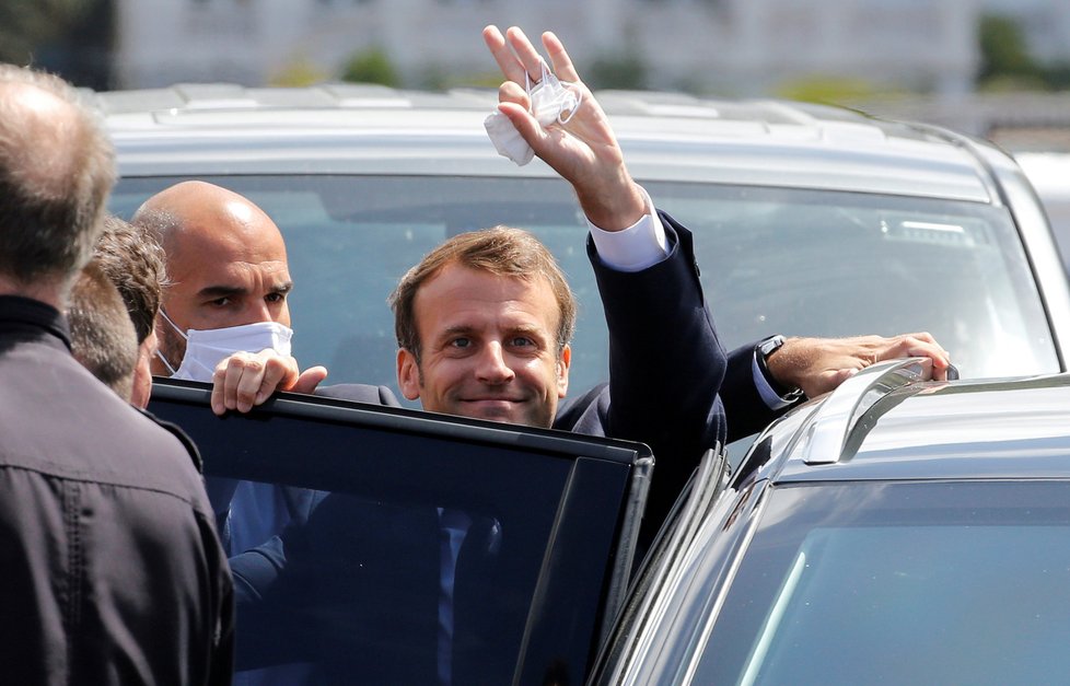 Prezident Emmanuel Macron (42) s manželkou Brigitte (66) u voleb (28. 06. 2020)
