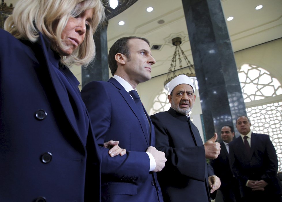 Prezident Emmanuel Macron s manželkou Brigitte během návštěvy Egypta.