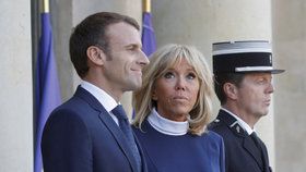 „Je arogantní!“ schytal to Macron od Brigitte. A na věk je háklivá