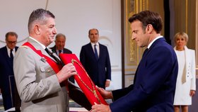 Staronový francouzský prezident Macron byl slavnostně uveden do funkce