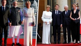 Spořivá Macronová? První dáma Francie "zrecyklovala" šaty na státní večeři. Je jako Kate