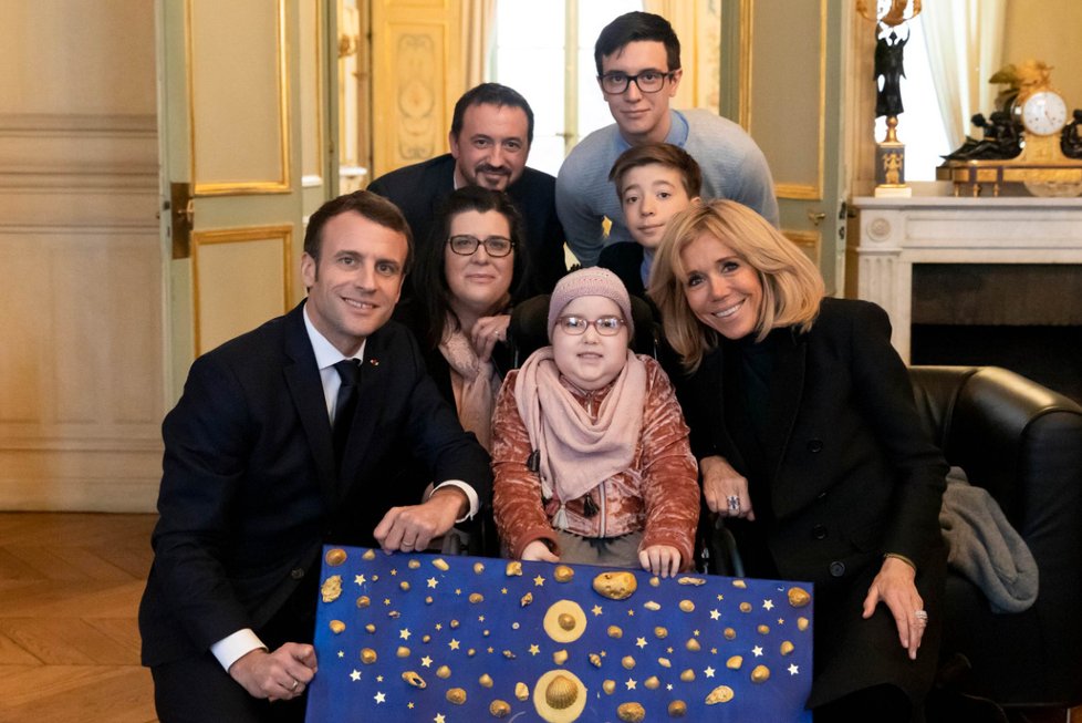 Prezident Macron s manželkou Brigitte, malou Elise a její rodinou
