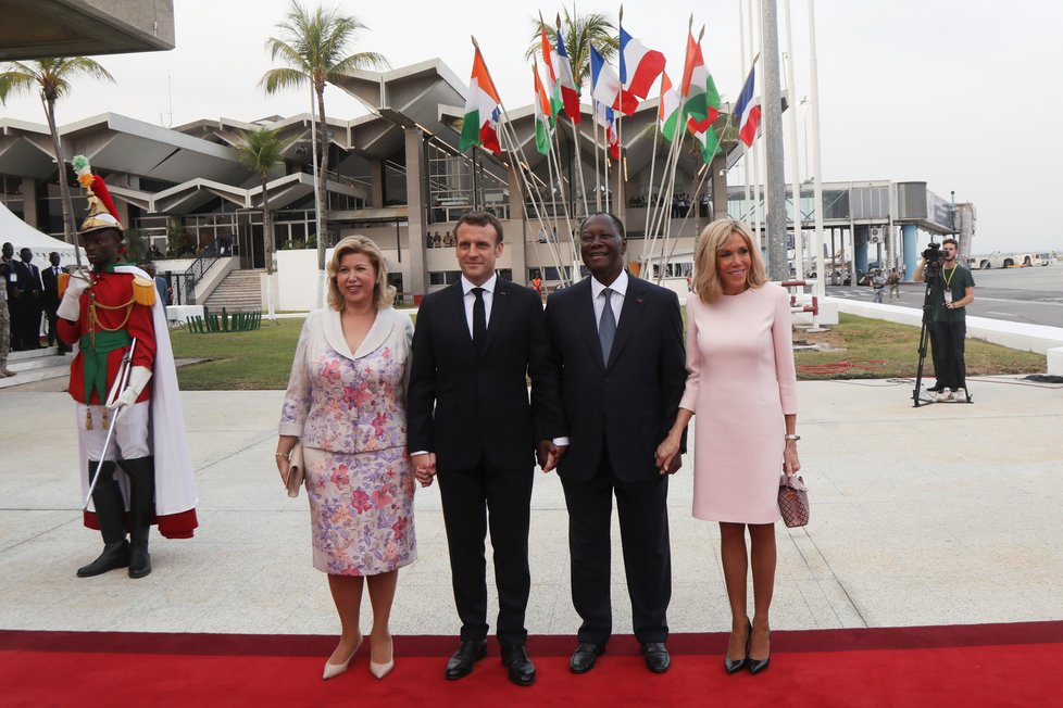 Prezident Macron s manželkou Brigitte v Pobřeží slonoviny.