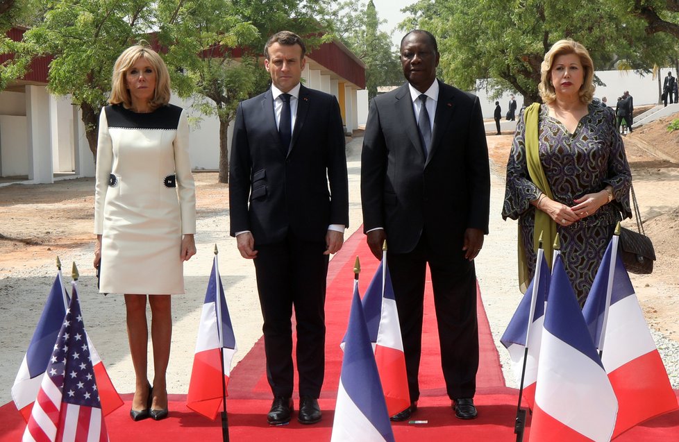 Prezident Macron s manželkou Brigitte v Pobřeží slonoviny.