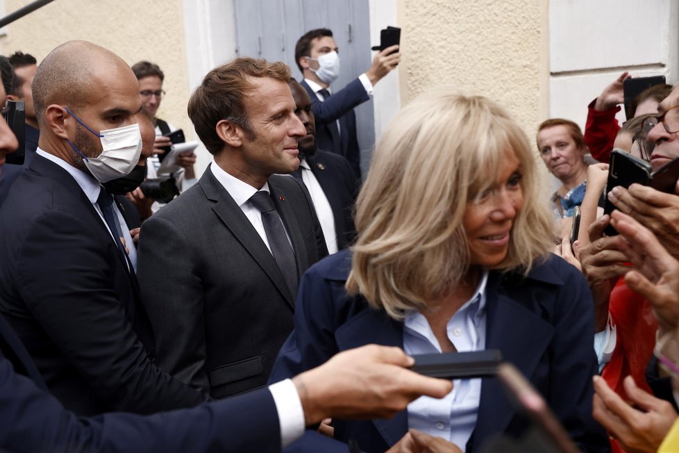 Francouzský prezident Emmnanuel Macron s manželkou Brigitte