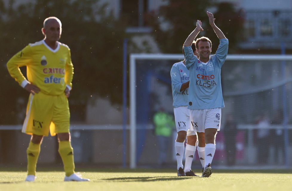 Francouzský prezident Emmanuel Macron si zahrál fotbal, z tribun mu fandila manželka Brigitte.