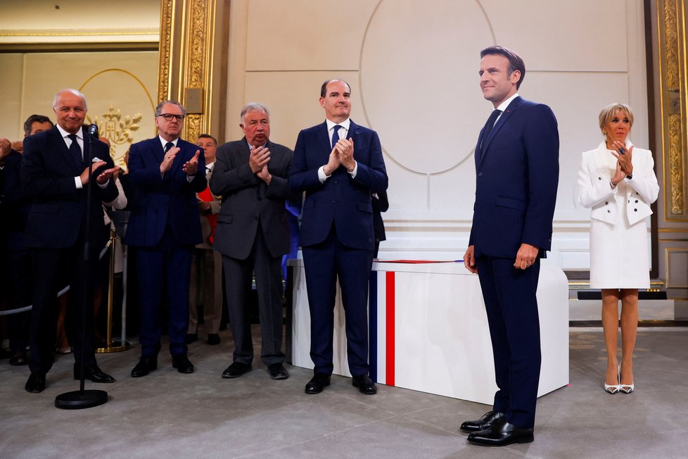 Staronový francouzský prezident Macron byl slavnostně uveden do funkce.