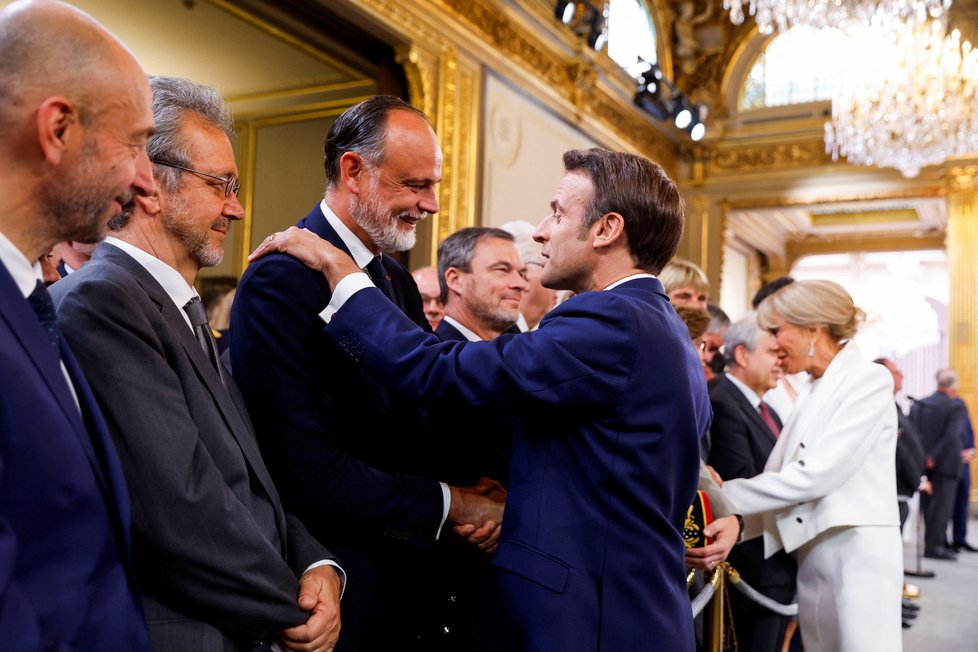 Staronový francouzský prezident Macron byl slavnostně uveden do funkce.
