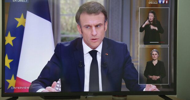 Macron obhajoval svou důchodovou reformu. Komunikace se vládě nepovedla, přiznal