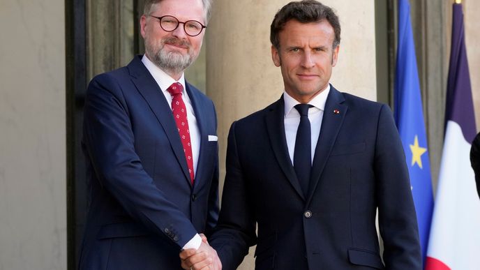 Premiér Petr Fiala s francouzským prezidentem Emmanuelem Macronem. (7.6.2022)