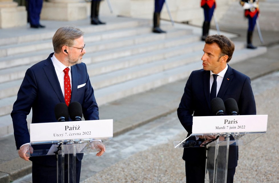 Premiér Petr Fiala s francouzským prezidentem Emmanuelem Macronem. (7. 6. 2022)