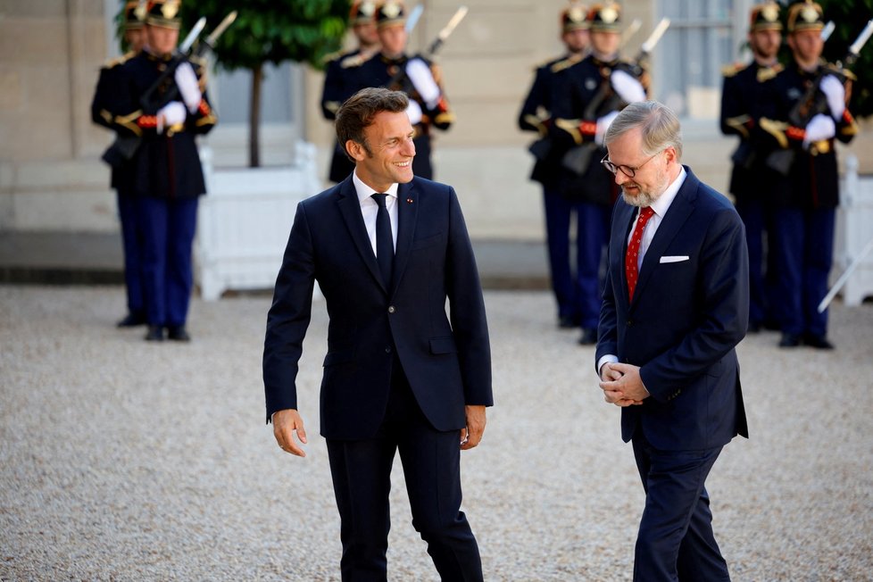 Premiér Petr Fiala s francouzským prezidentem Emmanuelem Macronem. (7.6.2022)