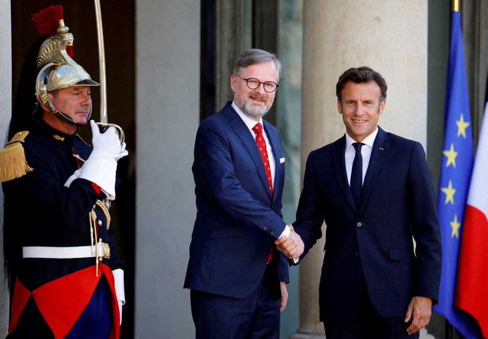 Premiér Petr Fiala s francouzským prezidentem Emmanuelem Macronem. (7. 6. 2022)