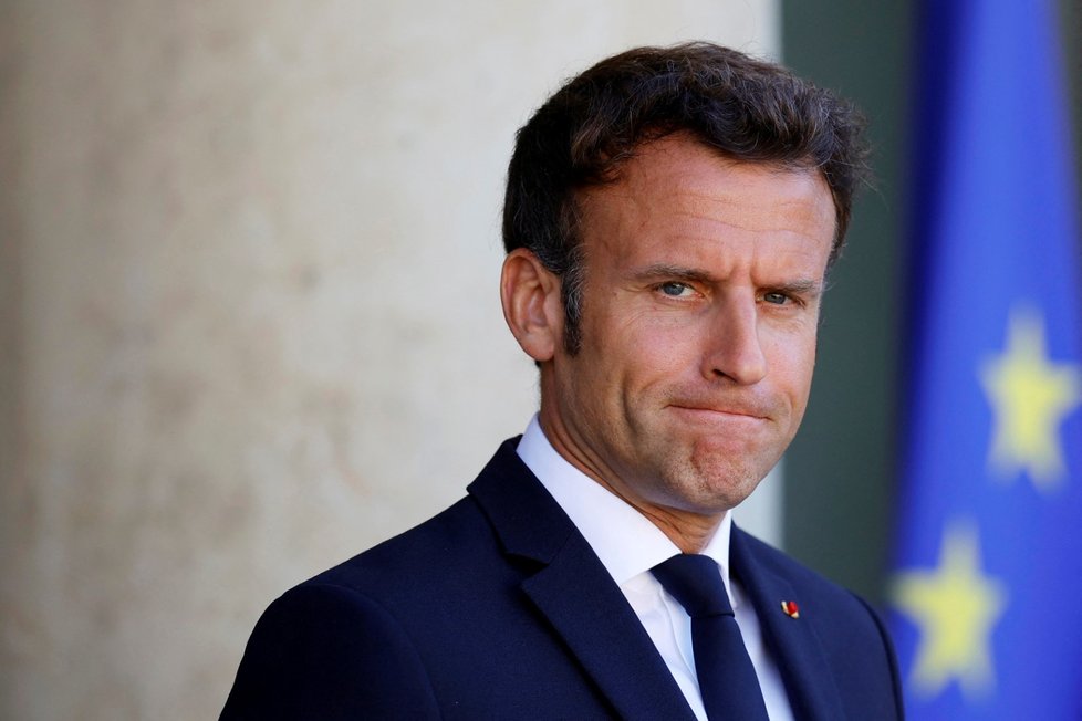 Francouzský prezident Emmanuel Macron po jednání s českým premiérem Petrem Fialou