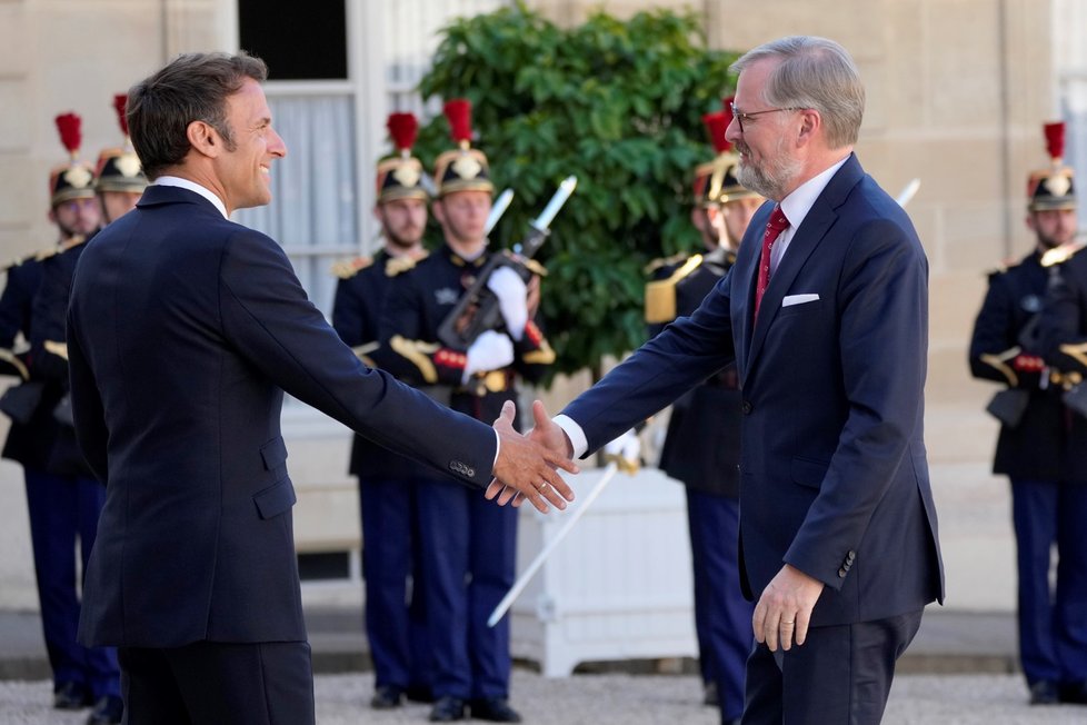 Premiér Petr Fiala s francouzským prezidentem Emmanuelem Macronem. (7.6.2022)