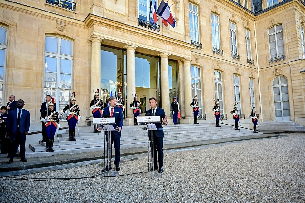 Premiér Petr Fiala s francouzským prezidentem Emmanuelem Macronem.