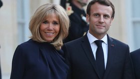 Macronovi to schytali za utrácení během pandemie. Za květiny pro palác dali 15 milionů