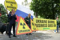 Aktivisté potupili Macrona. Voskovou figurínu prezidenta vystavili před ruskou ambasádou