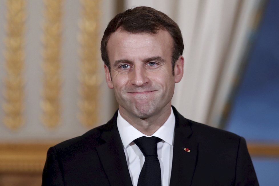 Prezident Macron ustoupil požadavkům žlutých vest i policie.