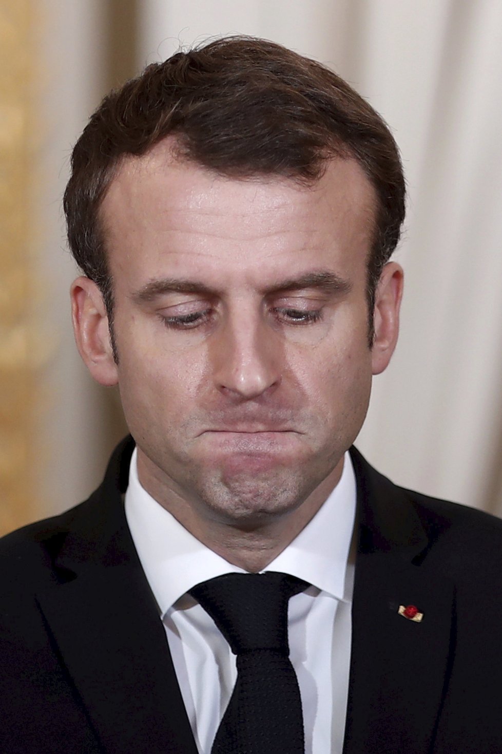 Prezident Macron ustoupil požadavkům žlutých vest i policie.