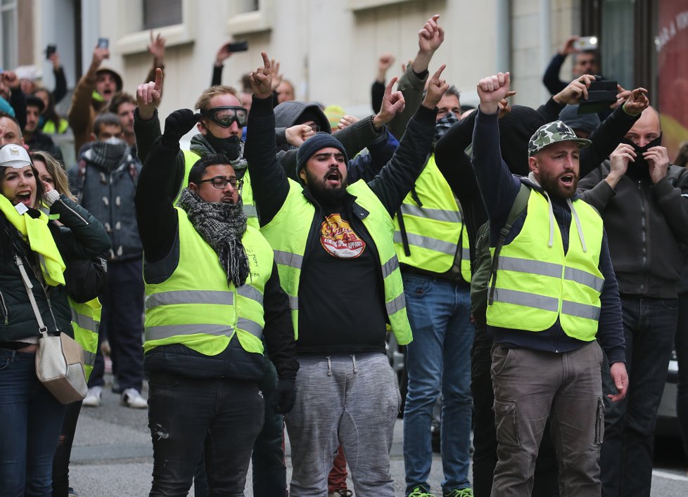 Prezident Macron ustoupil požadavkům žlutých vest i policie.