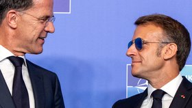Emmanuel Macron na summitu NATO nesundal sluneční brýle.