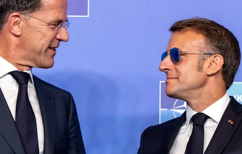 Neúcta, nebo zdravotní problém? Macron v Ankaře nesundal tmavé brýle ani při jednání s lídry