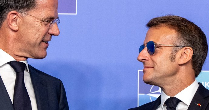 Emmanuel Macron na summitu NATO nesundal sluneční brýle.