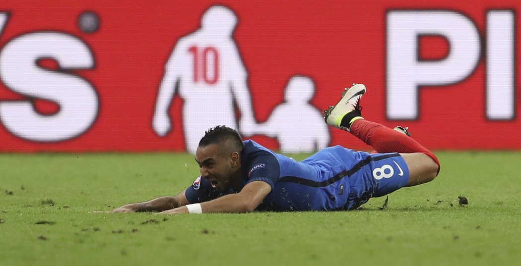 Hrdina Francie Dimitri Payet slaví rozhodující gól proti Rumunsku