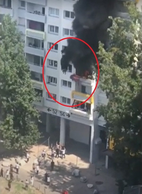Šokující záběry: Děti ( 3 a 10) skočily z okna hořícího bytu do náruče zachránců!