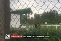 Mladé fotbalisty zasáhl při tréninku blesk! Chlapec (13) bojuje o život