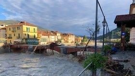 Bleskové povodně zasáhly několik regionů ve Francii a Itálii. Voda brala auta, strhávala domy, ničila silnice.