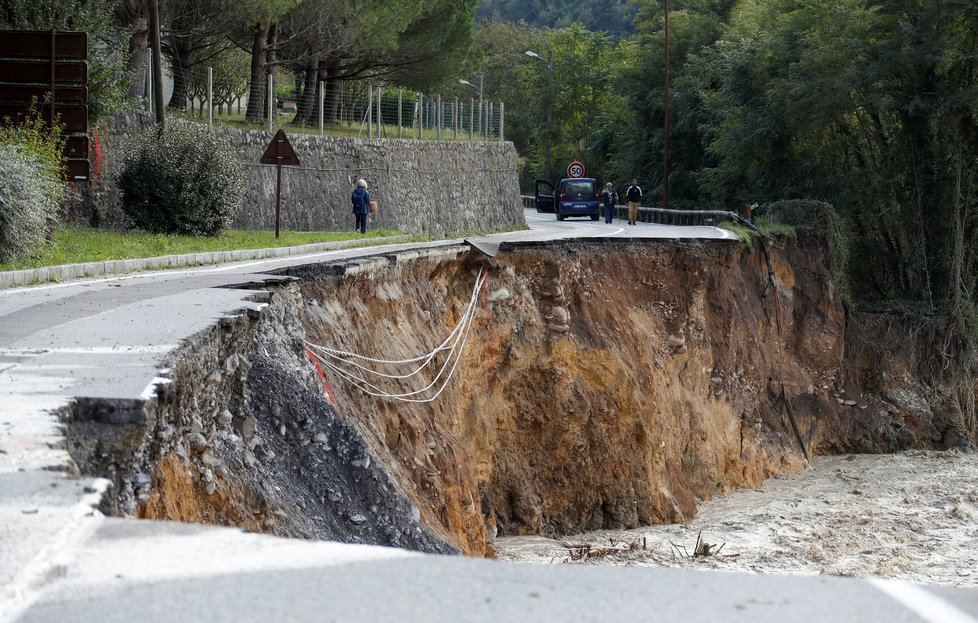 Bleskové povodně zasáhly několik regionů ve Francii a Itálii. Voda brala auta, strhávala domy, ničila silnice.