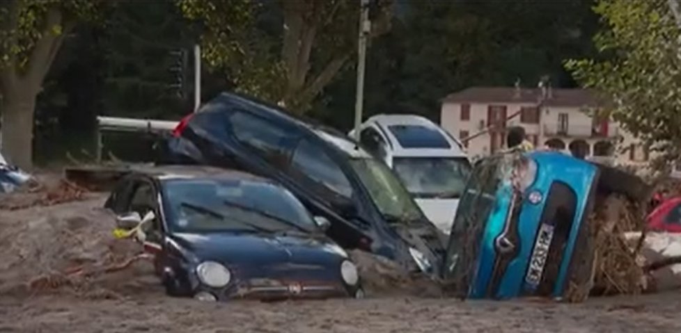 Bleskové povodně zasáhly několik regionů ve Francii a Itálii. Voda brala auta, strhávala domy, ničila silnice.