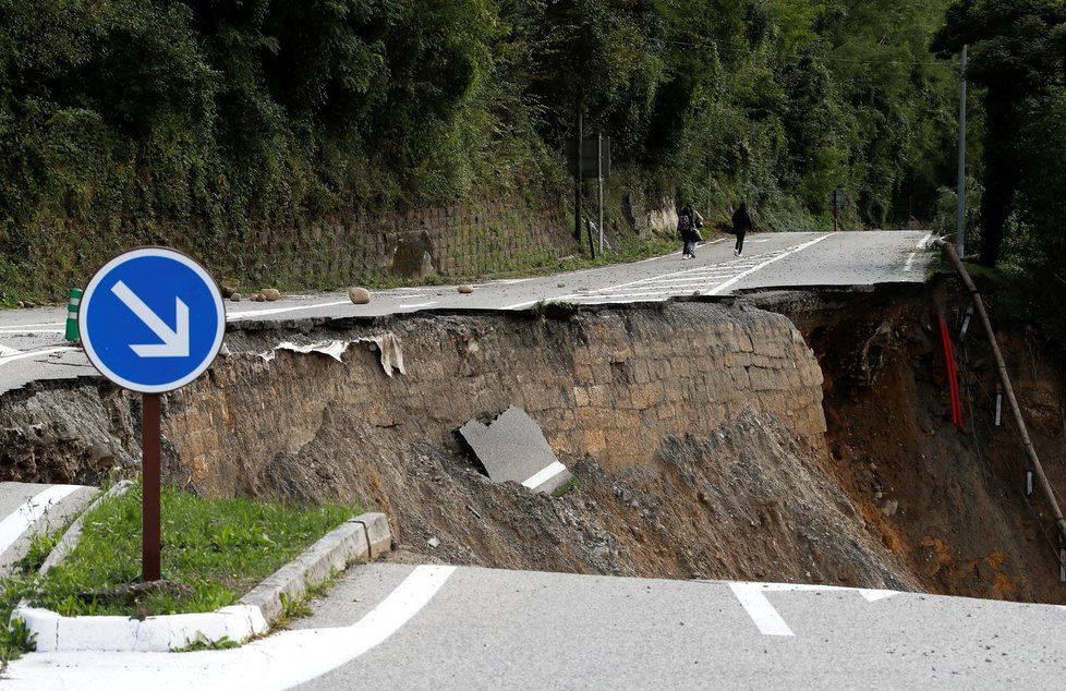 Bleskové povodně zasáhly několik regionů ve Francii a Itálii. Voda brala auta, strhávala domy, ničila silnice.