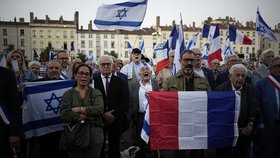 Pobodanou židovku (30) propustili z nemocnice. Židé v Evropě žijí opět ve strachu, varuje eurokomise