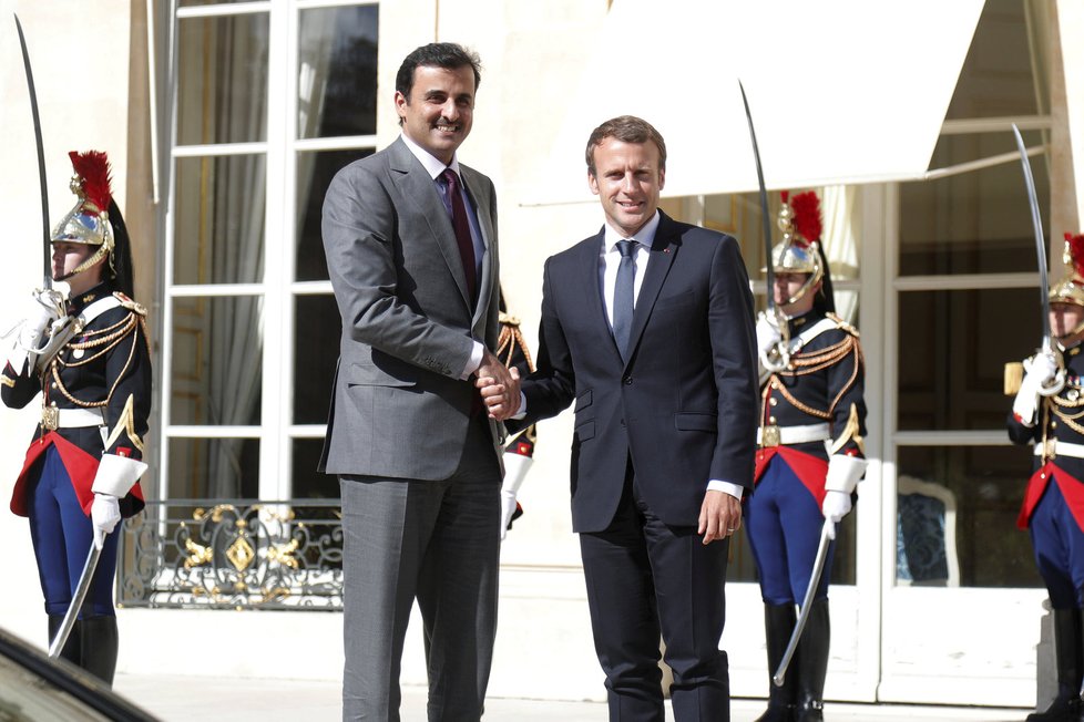 Katarský emír Tamim bin Sání jednal s prezidentem Macronem.