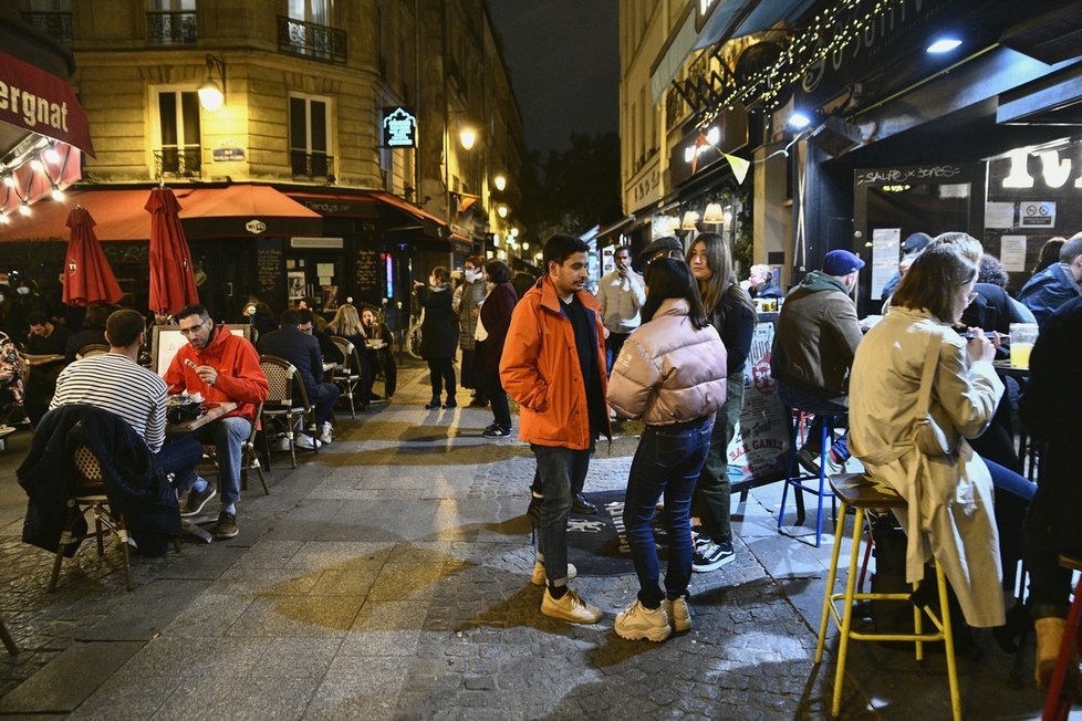 Poslední „svobodná“ noc v Paříži před zákazem vycházení mezi 21. a 6. hodinou, který vstoupil v platnost následující den (16. 10. 2020)