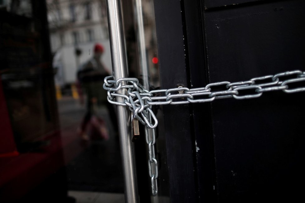 Uzavřený obchod ve Francii (16. 3. 2021) Uzavřený obchod ve Francii (16. 3. 2021)