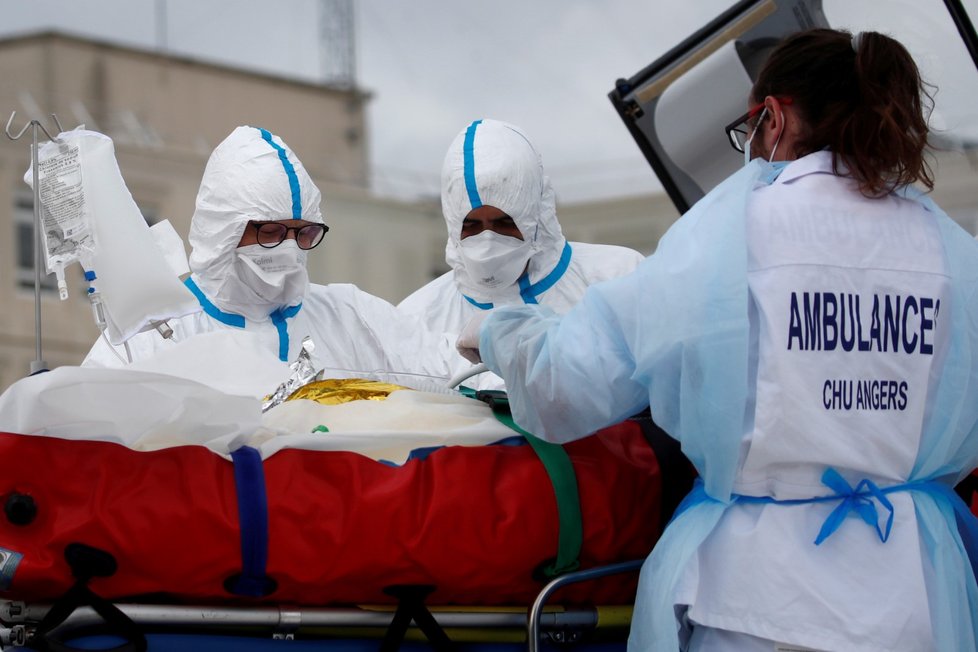 Převoz pacienta s covidem-19 ve Francii (15. 3. 2021) Převoz pacienta s covidem-19 ve Francii (15. 3. 2021)