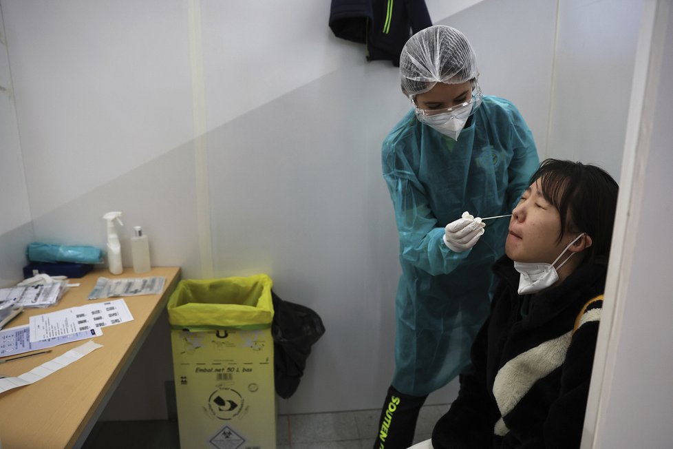 Koronavirus ve Francii: Testování lidí po příletu z Číny (leden 2023)