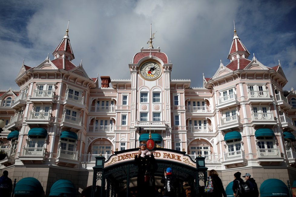 Jeden z údržbářů pařížského Disneylandu byl nakažen koronavirem