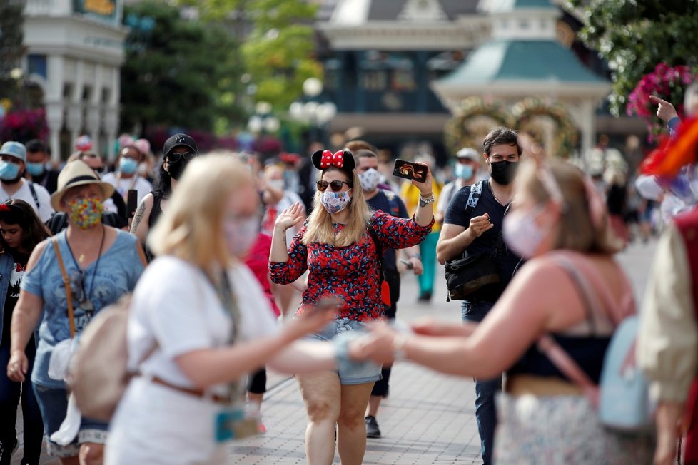 Francouzský Disneyland po osmi měsících otevřel brány návštěvníkům, lidé musejí nosit roušky a dodržovat bezpečnostní opatření.