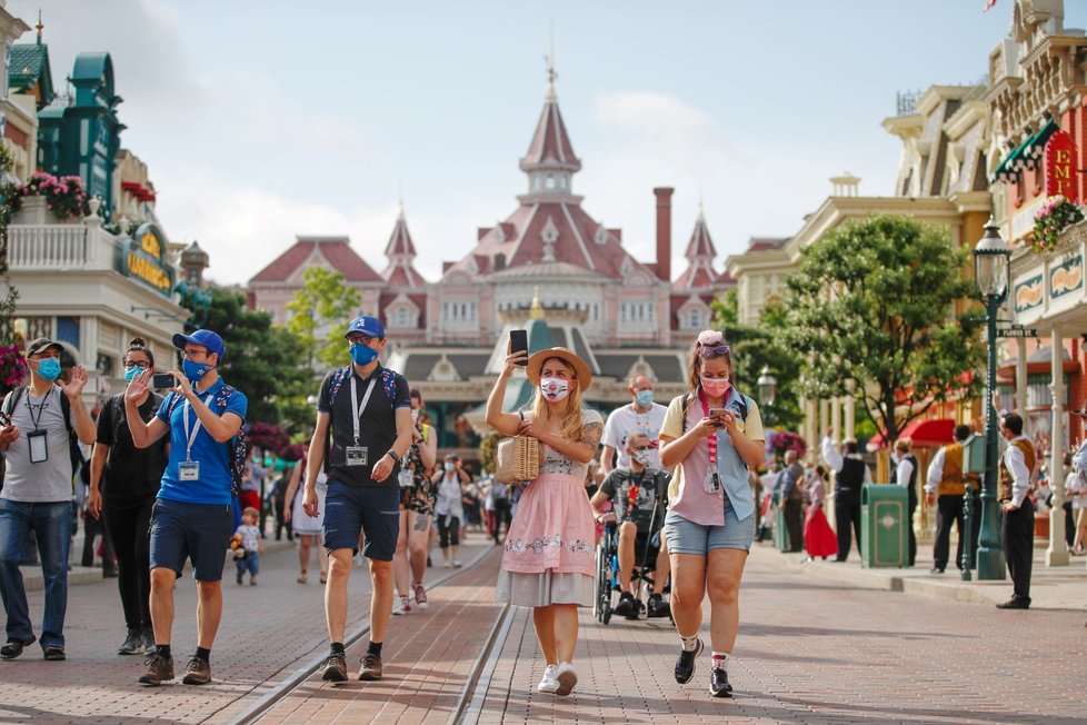 Francouzský Disneyland po osmi měsících otevřel brány návštěvníkům, lidé musejí nosit roušky a dodržovat bezpečnostní opatření.