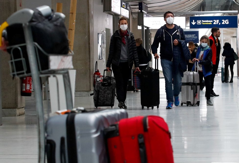 Roušky nosí lidé i na francouzském letišti Charles de Gaulle